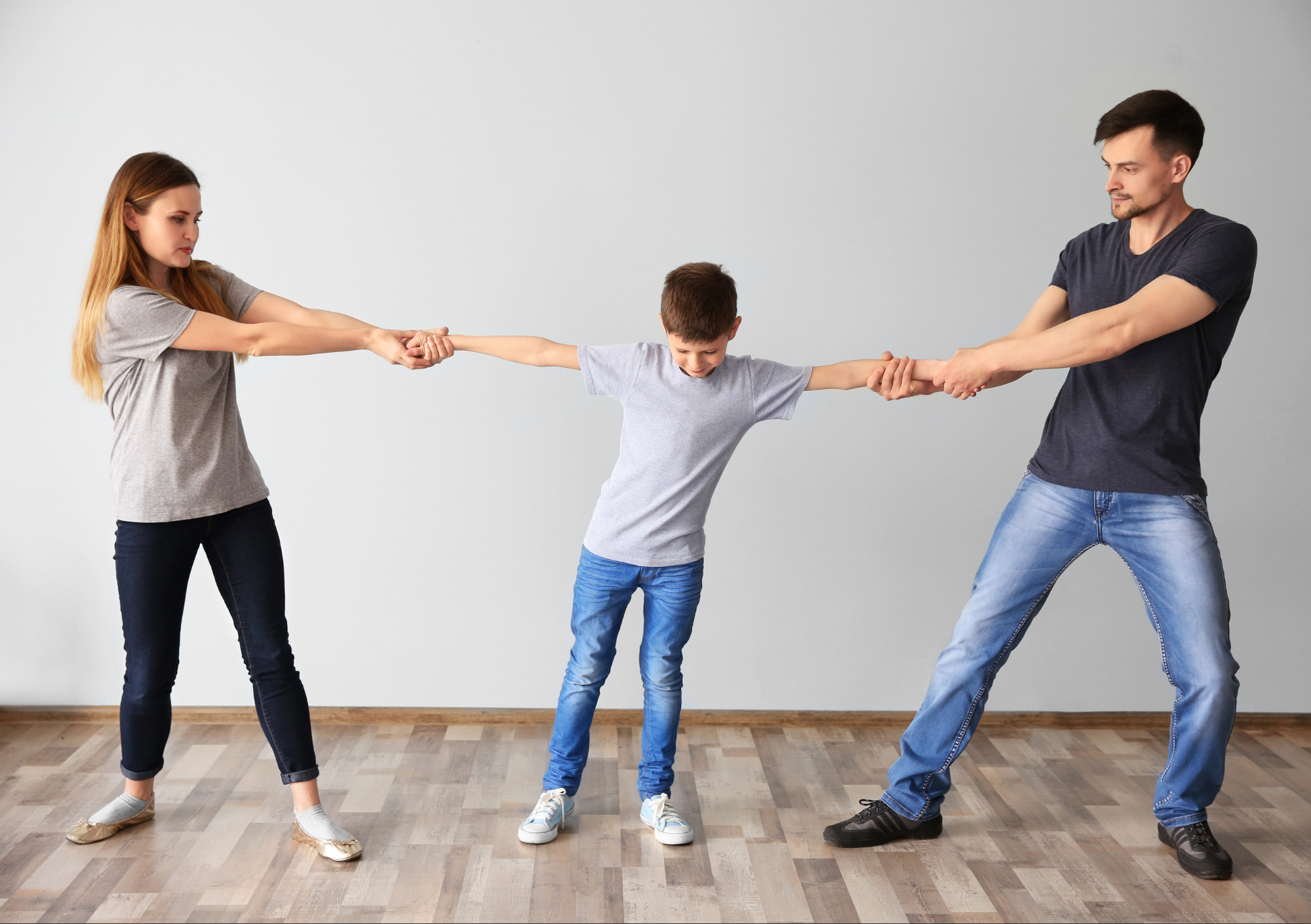 Criança demonstrando vulnerabilidade emocional em ambiente doméstico, simbolizando o impacto invisível da alienação parental e a necessidade de intervenção jurídica.